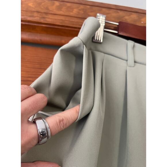 32 Degrees Cool Women's Tailored Dress Shorts Pleated High Rise Sage Green SZ L - Picture 5 of 11